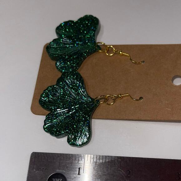 Handmade epoxy resin flower dangle earrings - Green glitter - Picture 4 of 4